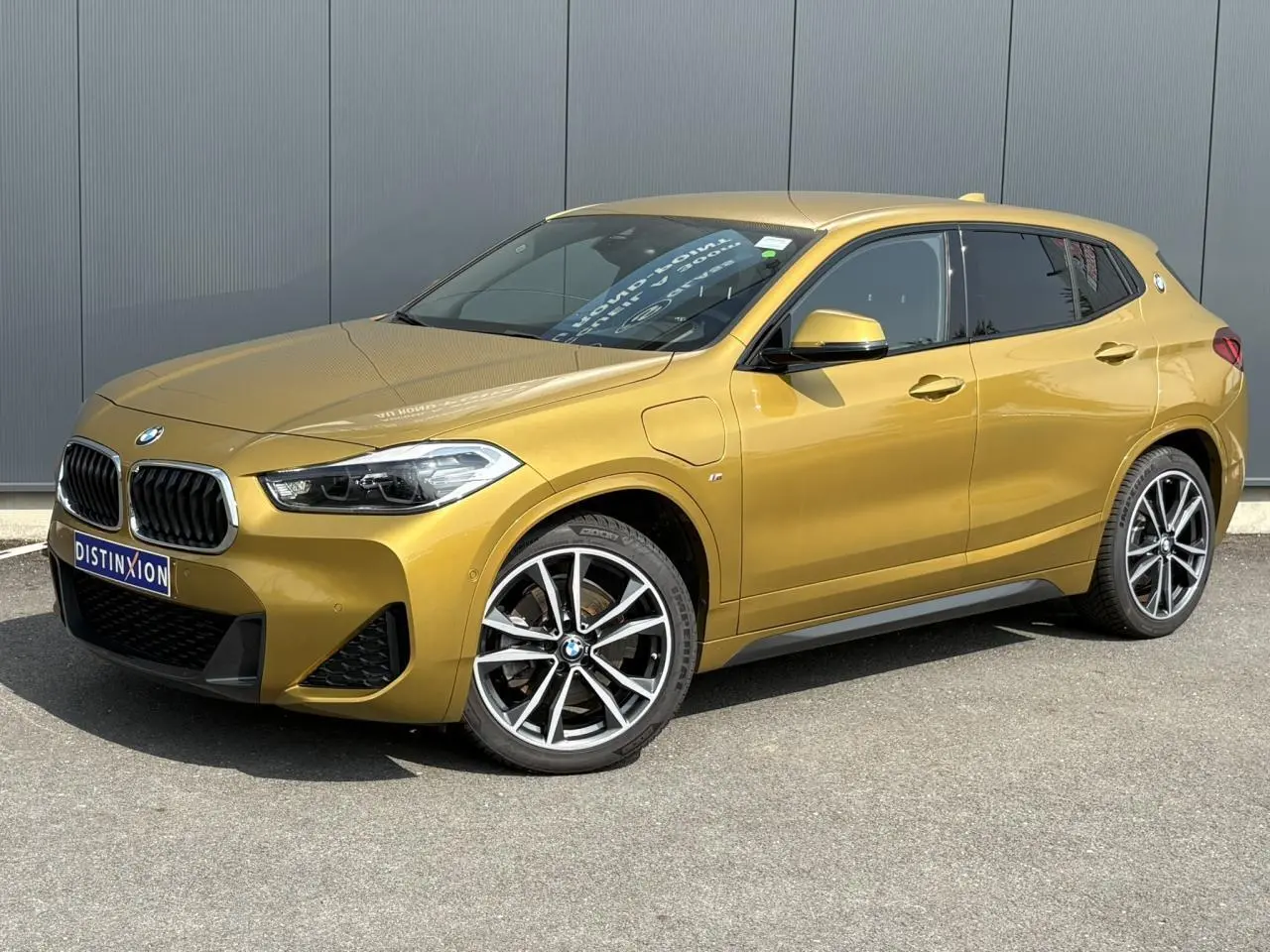 BMW X2 xDrive 25e or Galvanic vue 3/4 avant droit avec jantes alliage bicolores et hayon électrique