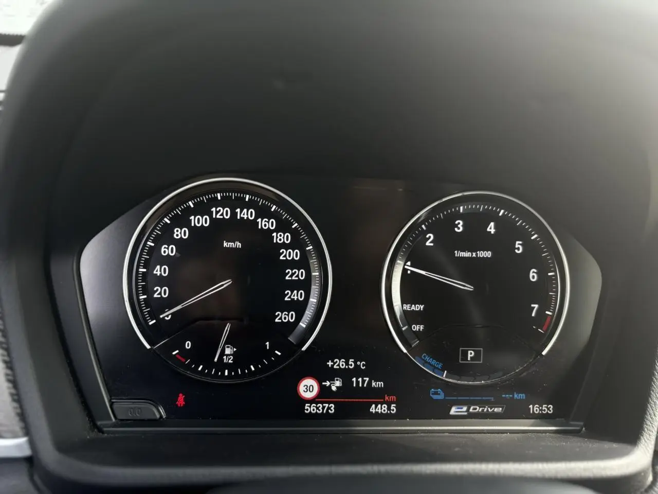 Tableau de bord du BMW X2 F39 hybride, affichant compteur de vitesse et compte-tours numériques.