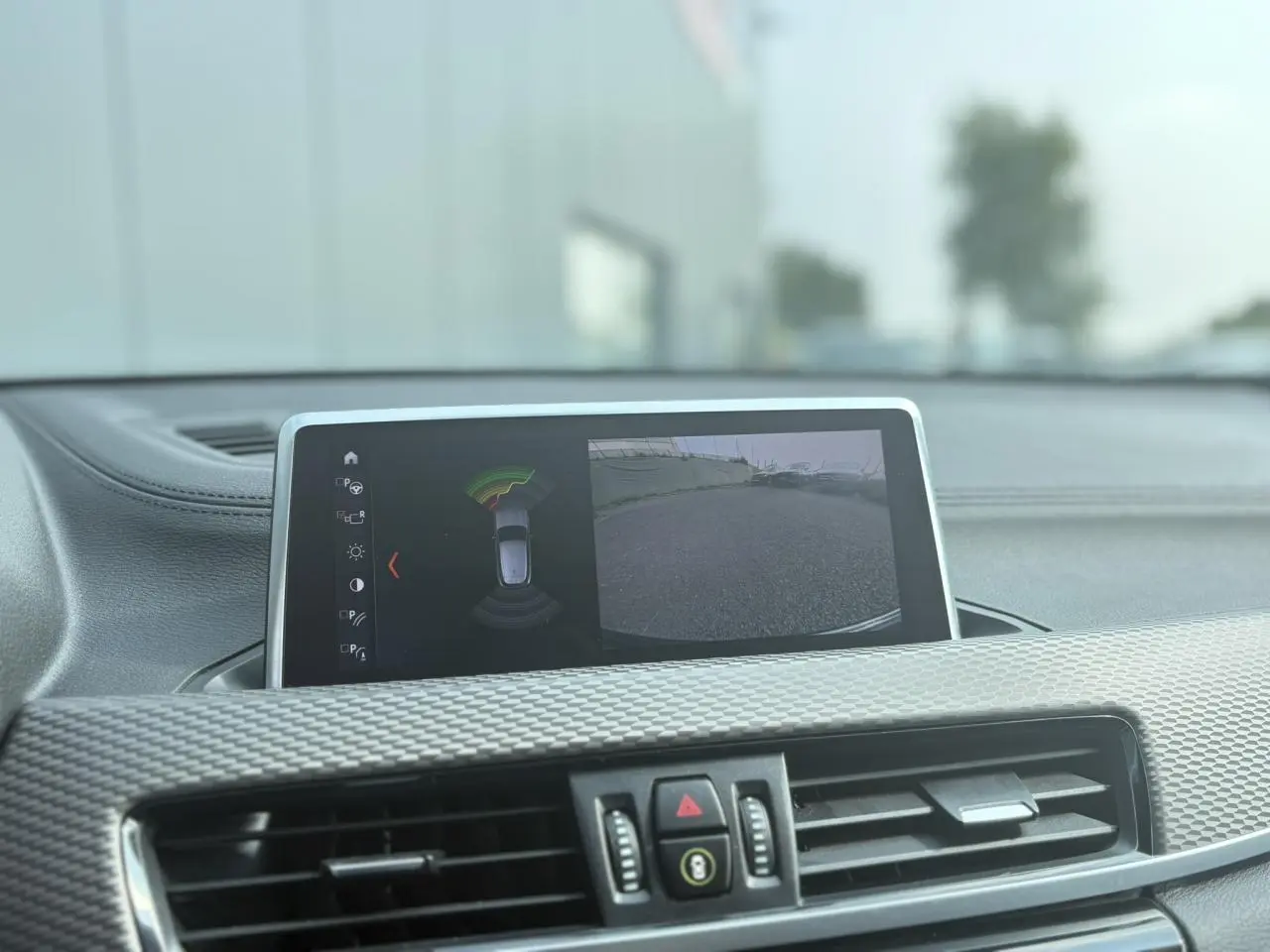 Écran de caméra de recul et capteurs de stationnement dans le tableau de bord d'une BMW X2 2021 vue de l'intérieur