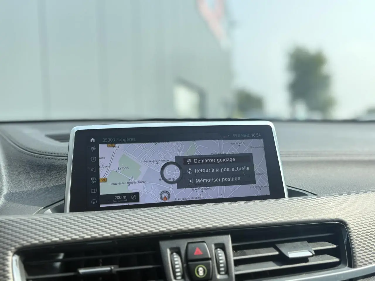 Écran GPS en gros plan sur le tableau de bord du BMW X2 F39, finition M Sport, intérieur gris anthracite.