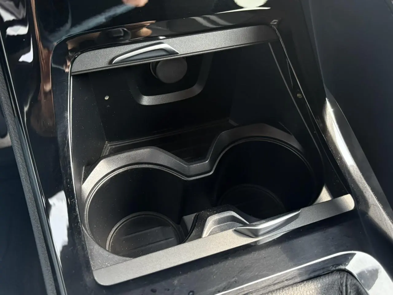 Gros plan sur les porte-gobelets noirs intégrés à la console centrale du BMW X2 F39 M Sport 2021.