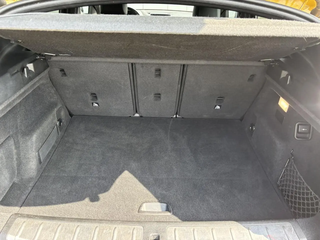 Coffre ouvert en vue plongeante d'un BMW X2 or Galvanic, montrant un espace de chargement propre et bien agencé.