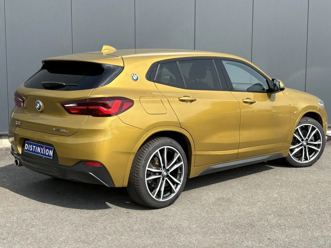 BMW X2 xDrive 25e or galvanic vue 3/4 arrière droit avec jantes alliage bicolores et hayon électrique