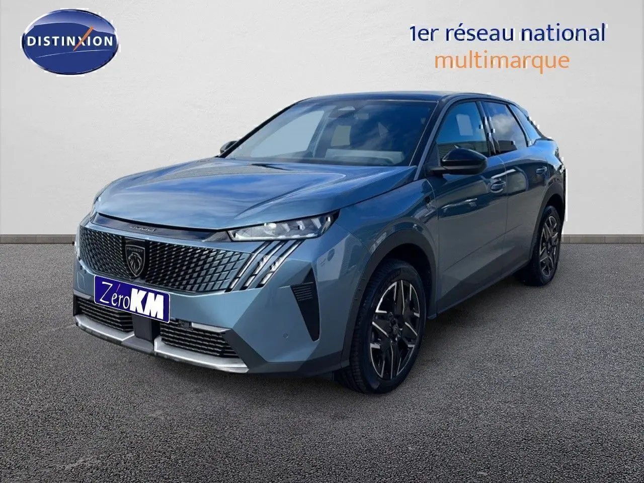 Peugeot 3008 hybride bleu Ingaro métal avec toit noir, vue 3/4 avant droit sur fond neutre.