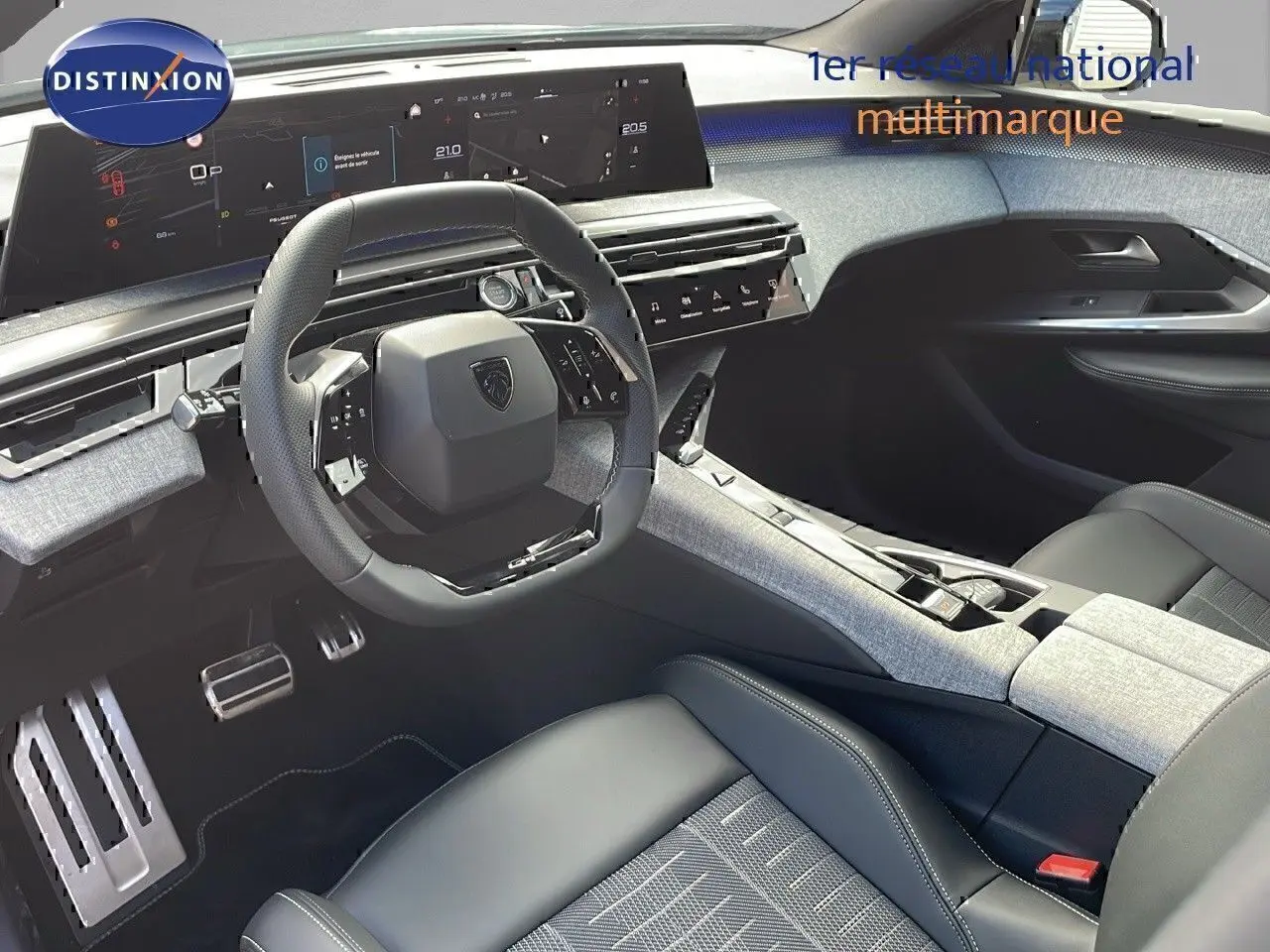 Intérieur moderne du Peugeot 3008 2025, vue côté conducteur sur le tableau de bord et volant compact noir.