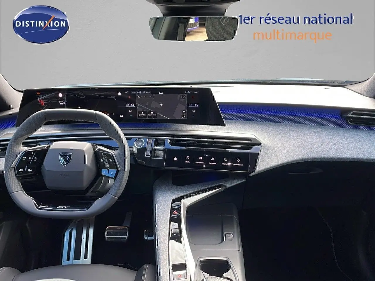 Intérieur du Peugeot 3008 GT 2025, tableau de bord moderne avec écran large et éclairage d'ambiance bleu.