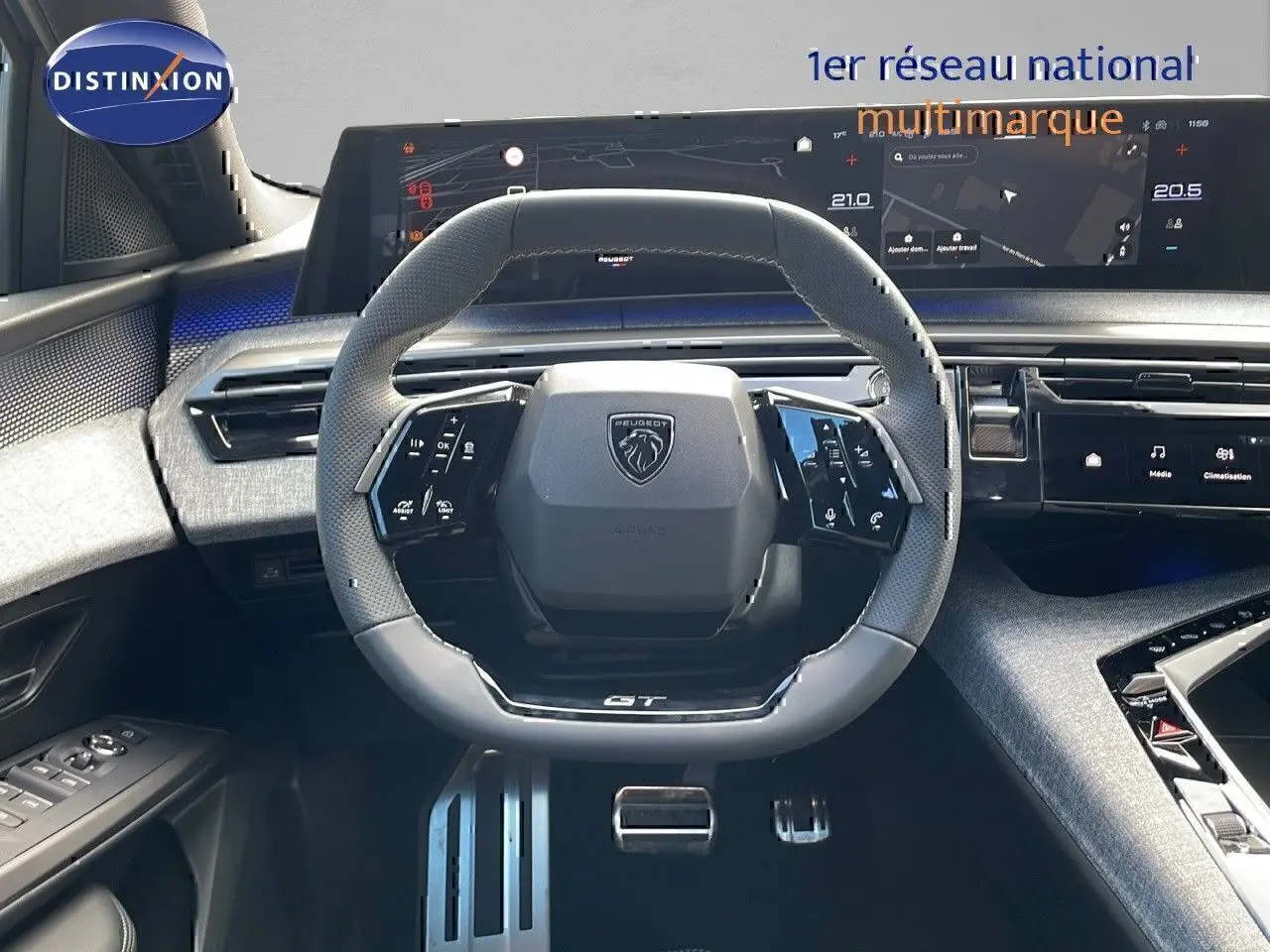 Vue intérieure centrée sur le volant GT en cuir perforé du Peugeot 3008 1.2 Hybrid 136ch, tableau de bord numérique.