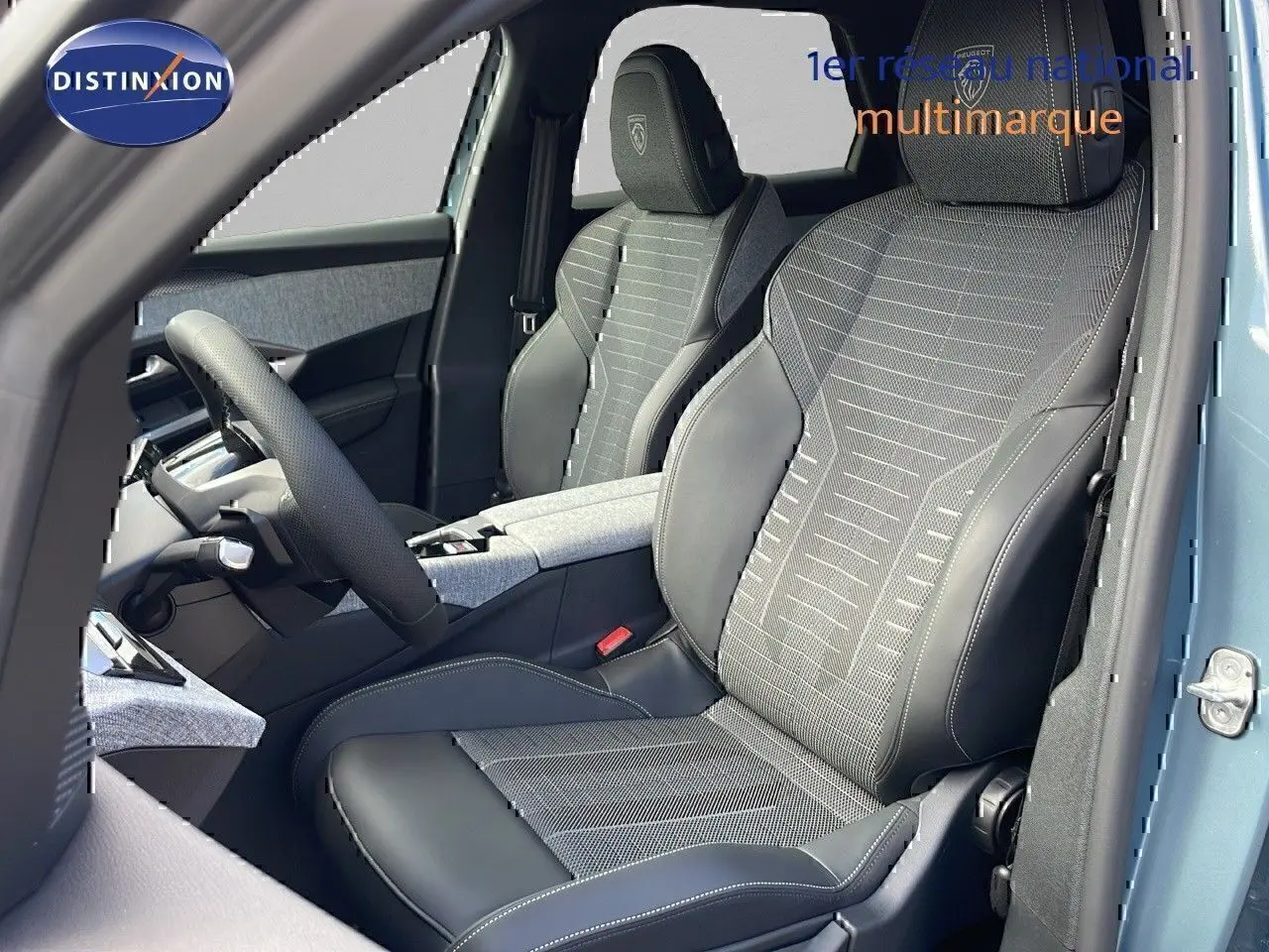 Vue intérieure côté conducteur du Peugeot 3008 2025 bleu Ingaro avec sièges mixtes cuir et tissu gris, volant visible.