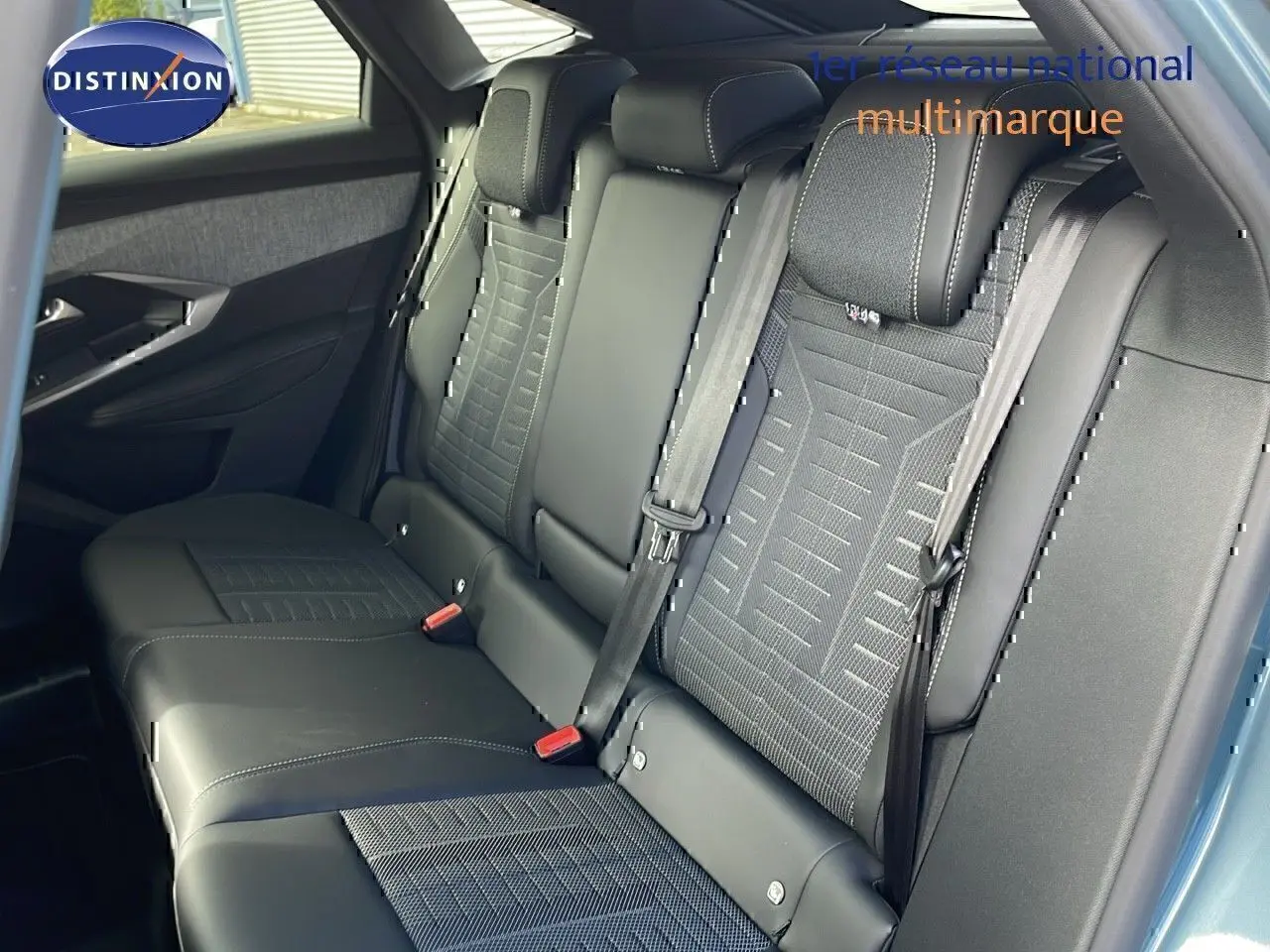 Vue intérieure des sièges arrière en cuir noir et tissu gris du Peugeot 3008 bleu Ingaro métal avec toit noir, version hybride 2025.