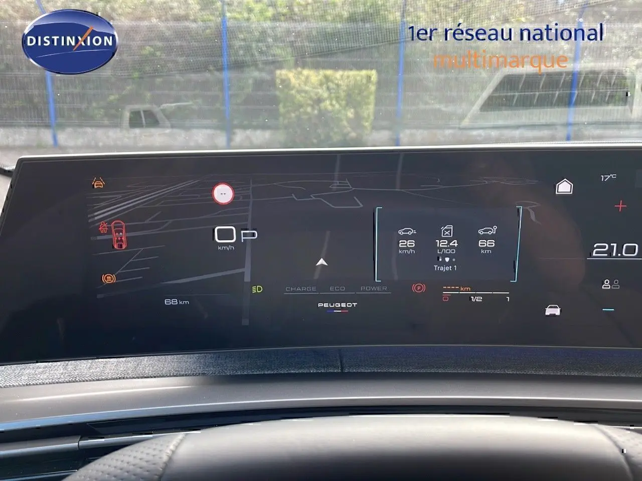 Tableau de bord numérique du Peugeot 3008 Hybrid 2025 affichant vitesse, consommation et autonomie, avec volant en cuir noir.
