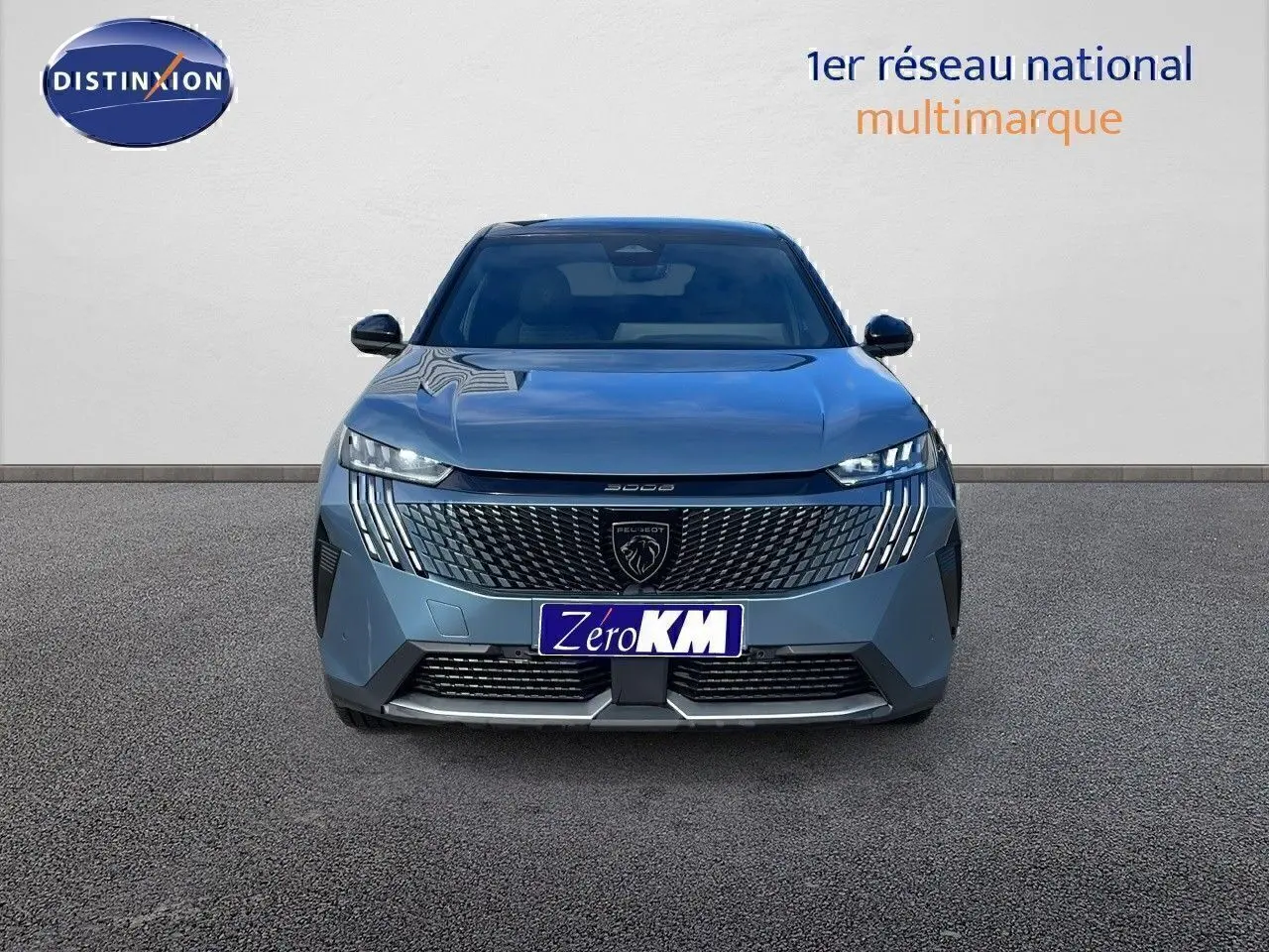 Vue frontale du Peugeot 3008 2025 hybride en bleu Ingaro métal avec toit noir et calandre distinctive au lion.
