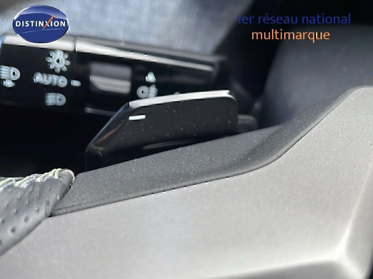 Détail du levier de vitesses automatique dans l'habitacle du Peugeot 3008 hybride bleu Ingaro métal toit noir.