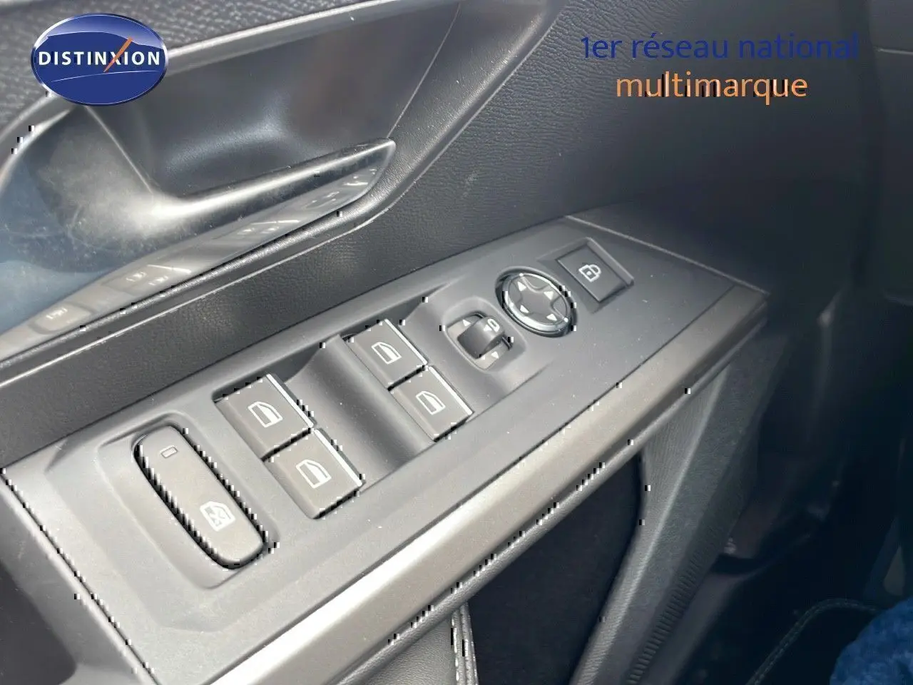 Gros plan sur les commandes des vitres et rétroviseurs côté conducteur d'un Peugeot 3008 bleu Ingaro 2025.