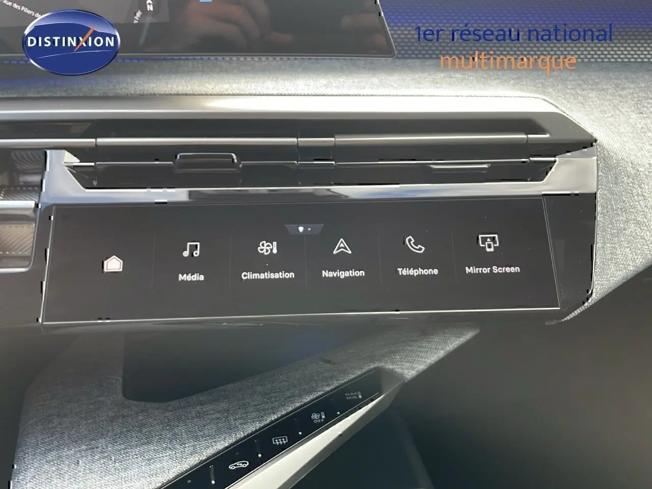 Écran tactile central du tableau de bord du Peugeot 3008 Hybrid 2025, affichant les commandes multimédia et climatisation.