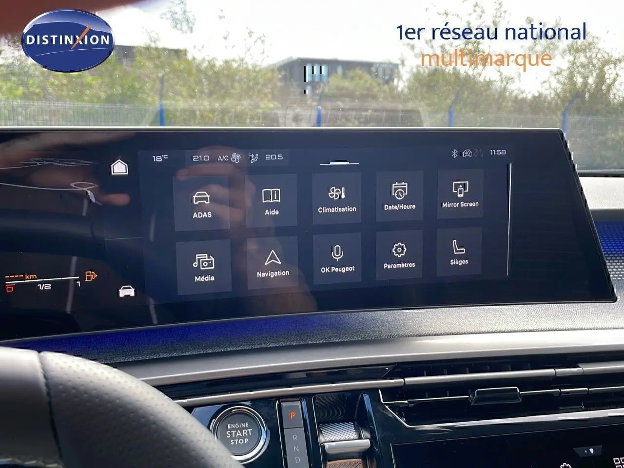 Vue intérieure du tableau de bord du Peugeot 3008 hybride 2025, écran tactile central avec menu de commandes digitales.