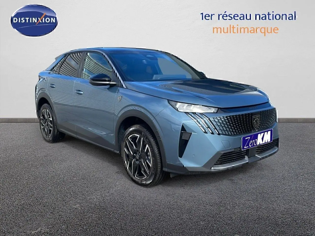 Peugeot 3008 hybride 2025 bleu Ingaro métal avec toit noir, vue 3/4 avant côté gauche, jantes noires distinctives.