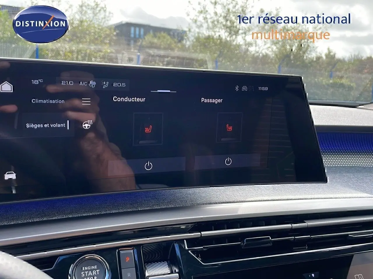 Écran tactile central du tableau de bord du Peugeot 3008 2025, avec réglages sièges chauffants et volant visible.