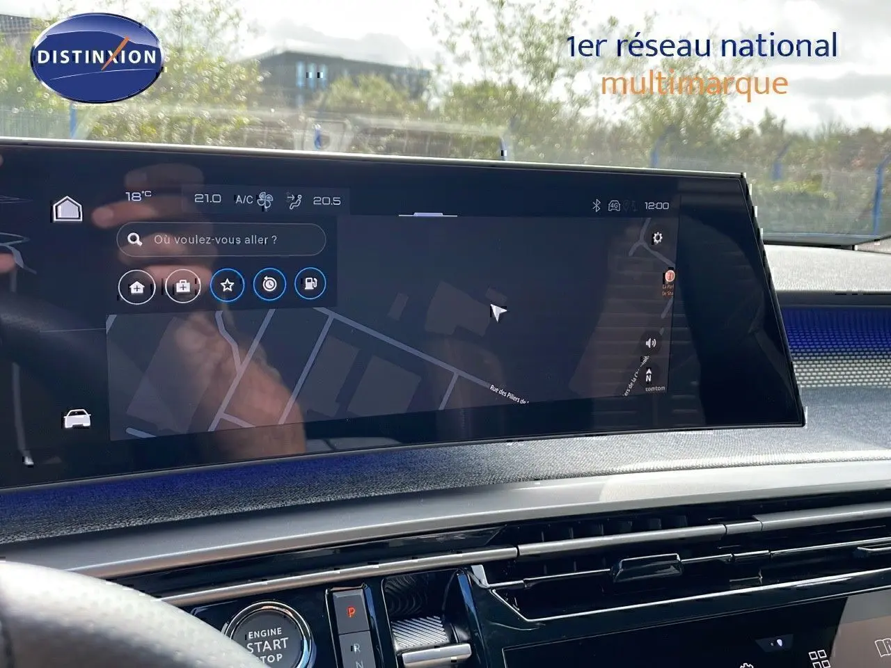 Écran tactile central affichant la navigation dans l'habitacle du Peugeot 3008 hybride 2025, volant partiellement visible.