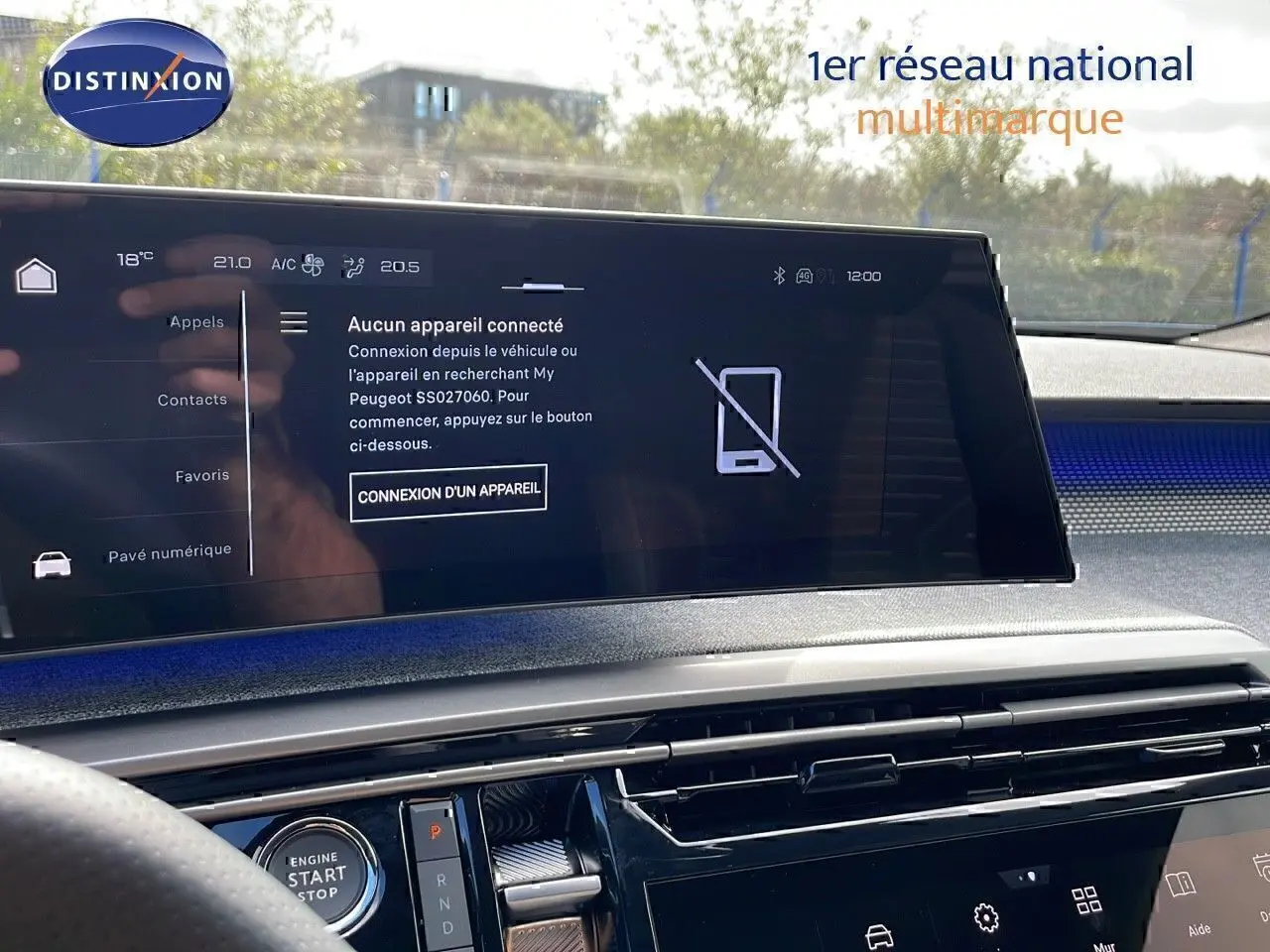 Vue intérieure du tableau de bord du Peugeot 3008 hybride 2025, écran tactile affichant la connexion d'appareil, ambiance moderne.