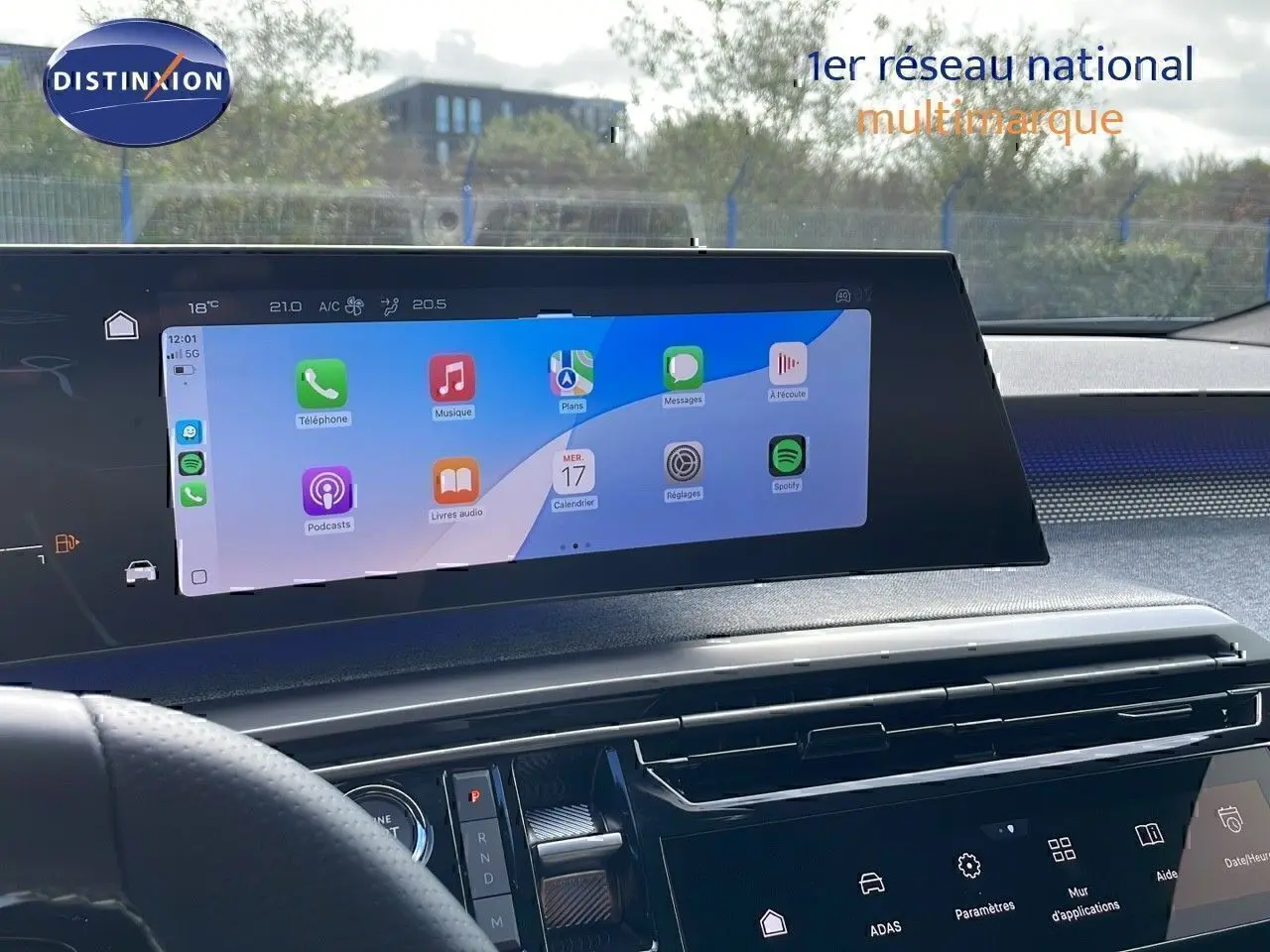 Vue intérieure du tableau de bord du Peugeot 3008 2025, écran tactile large affichant applications connectées.