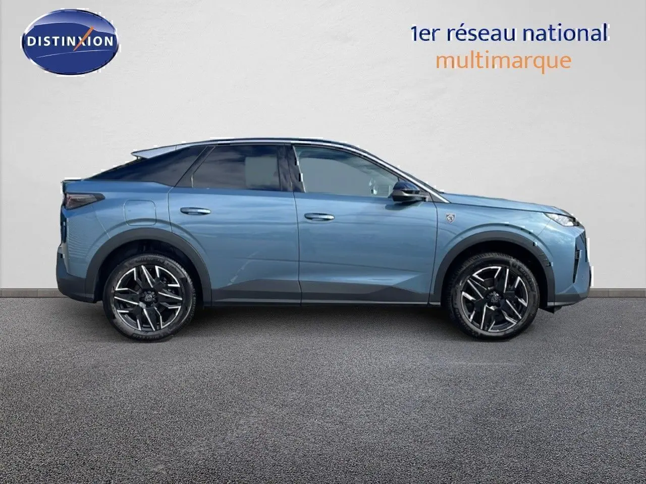 Profil droit du Peugeot 3008 hybride 2025 en bleu Ingaro métal avec toit noir et jantes alliage bicolores.