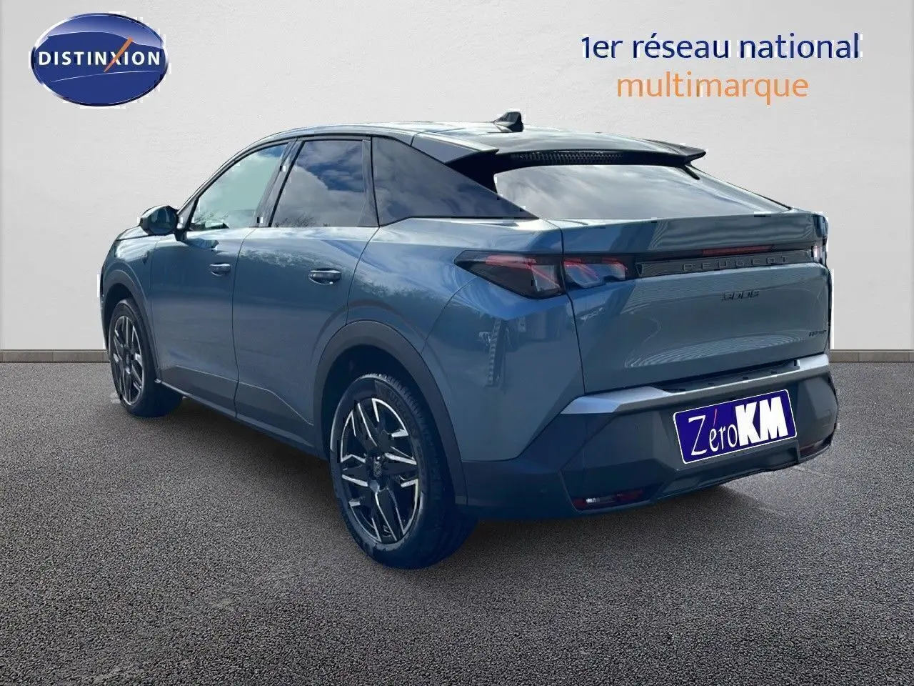 Vue 3/4 arrière droite d’un Peugeot 3008 hybride bleu Ingaro métal avec toit noir et jantes biton.