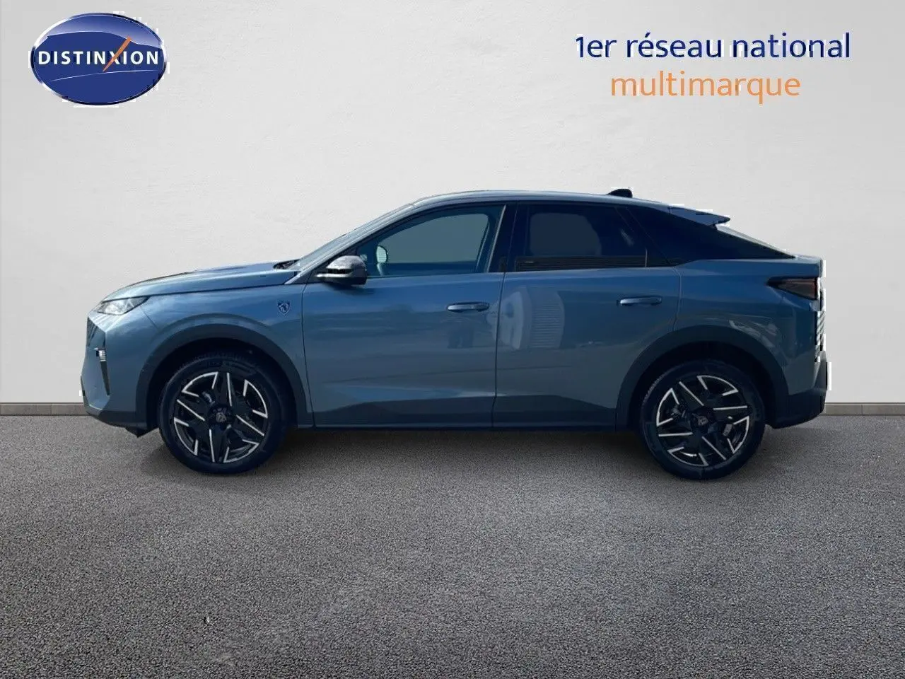 Peugeot 3008 2025 bleu Ingaro métal avec toit noir, vue profil côté gauche sur fond neutre.