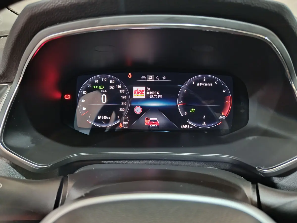 Combiné d'instruments numérique du Renault Captur Techno TCe 90 2024 affichant vitesse et compte-tours.