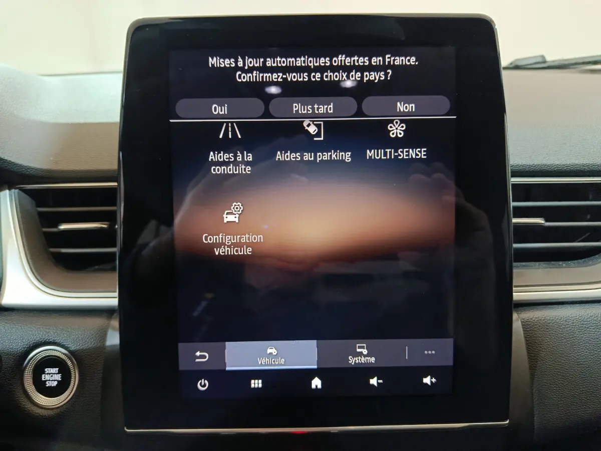 Écran tactile central allumé du Renault Captur Techno TCe 90 2024, avec bouton démarrage visible à gauche.