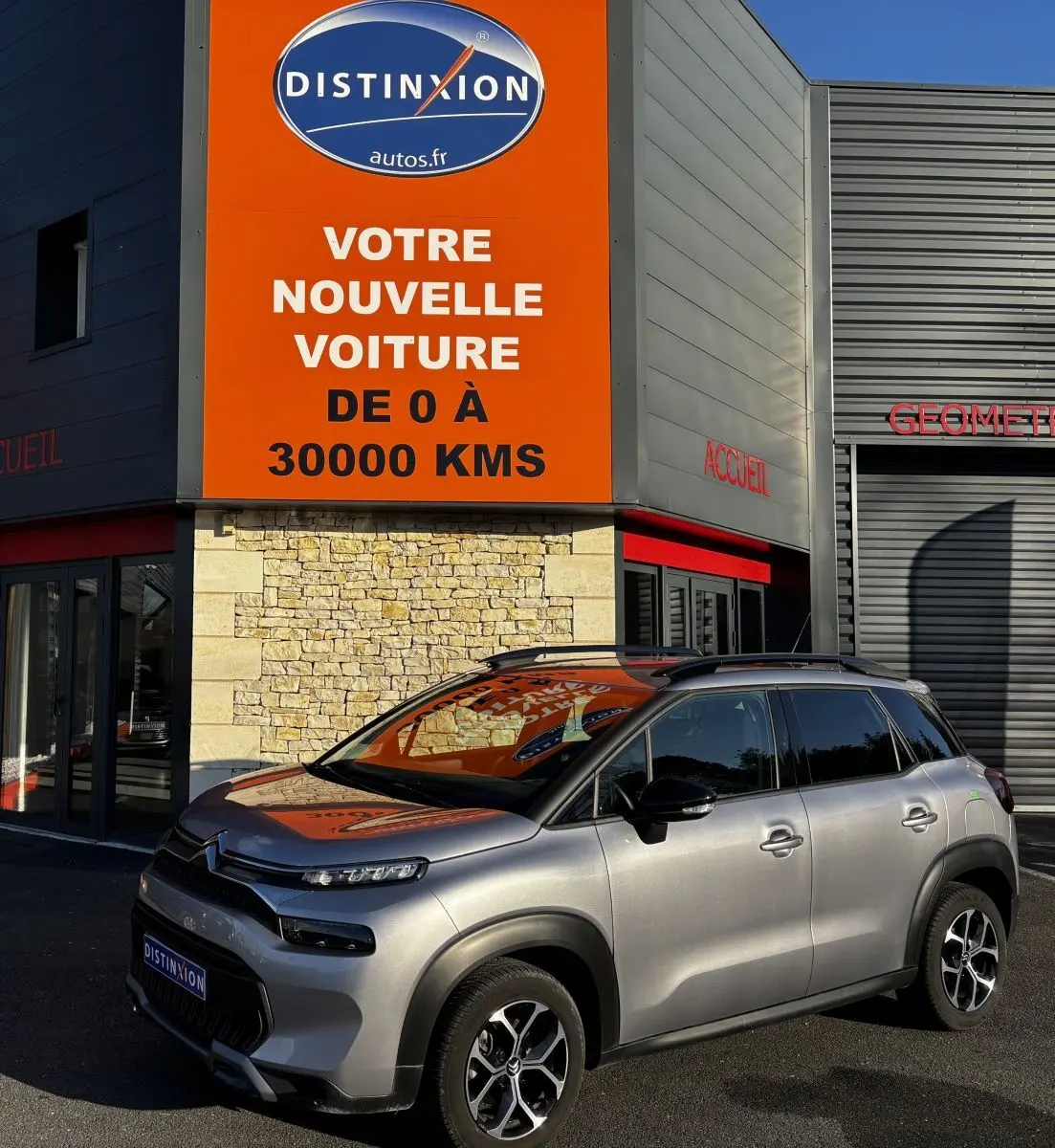 Citroën C3 Aircross gris clair vue 3/4 avant droit, avec toit noir et jantes alliage distinctives.