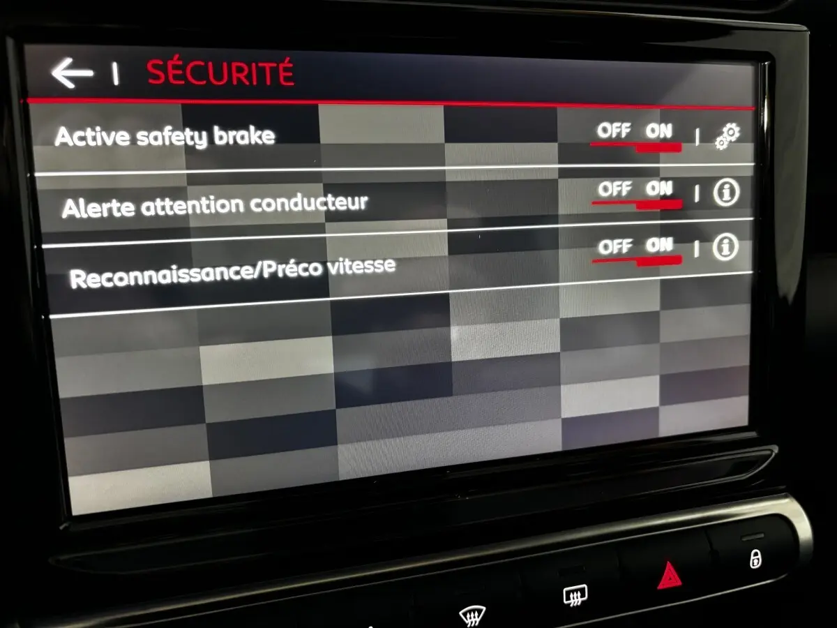 Écran tactile central du Citroën C3 Aircross gris clair, affichant les réglages de sécurité activés.