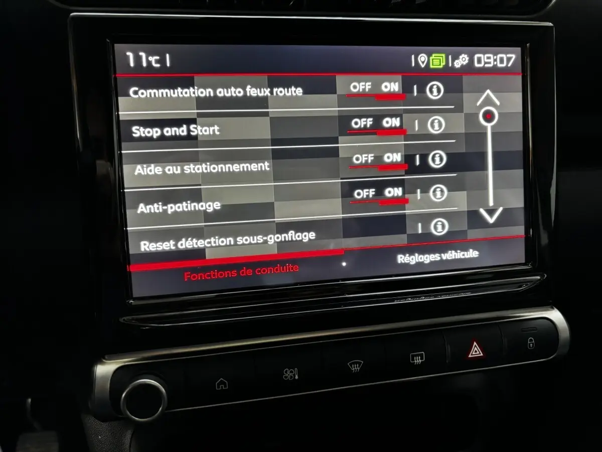 Écran tactile central du Citroën C3 Aircross gris clair 2024 affichant les réglages d'aide à la conduite.