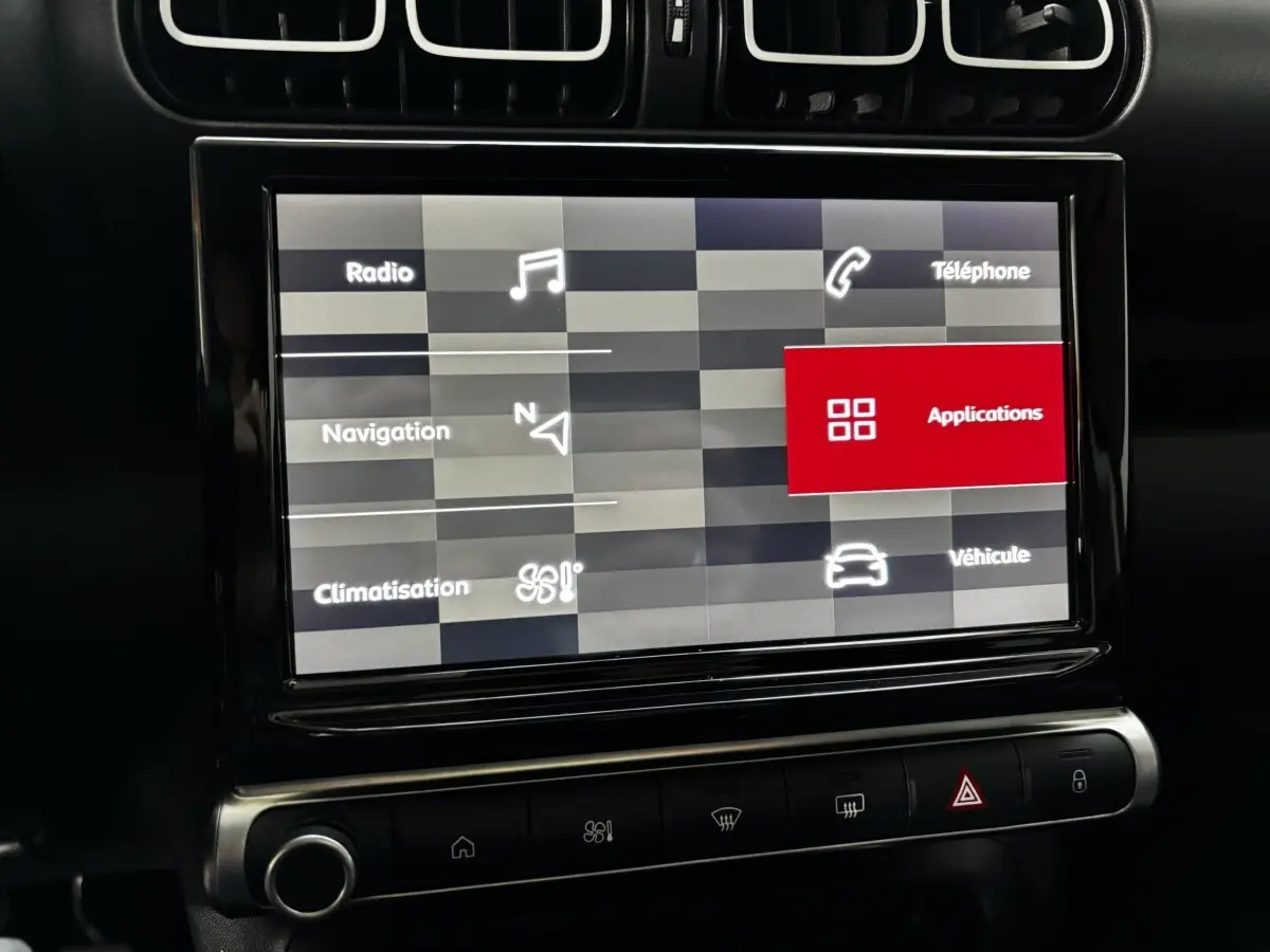 Écran tactile central du tableau de bord du Citroën C3 Aircross gris clair, affichant le menu des applications.