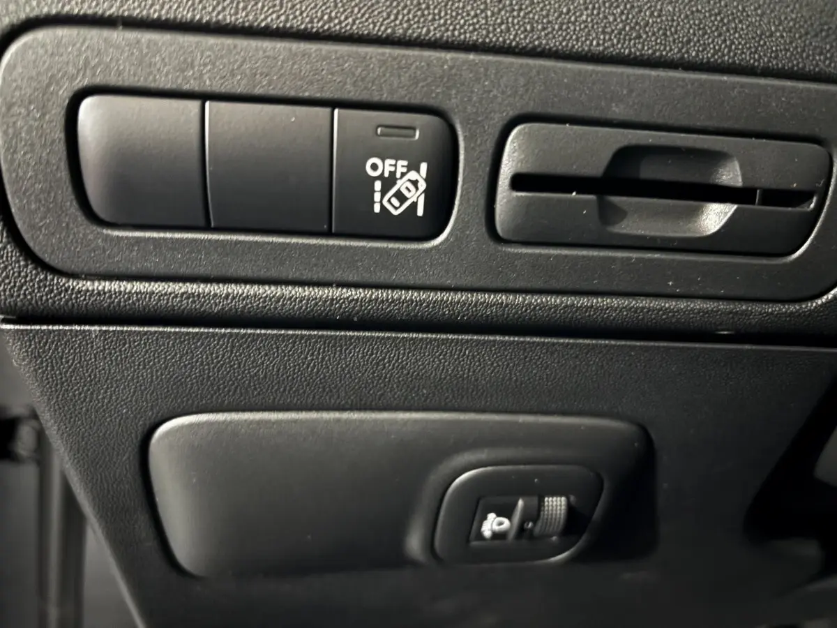 Détail du tableau de bord noir du Citroën C3 Aircross 2024 avec commandes d'assistance et ventilation.