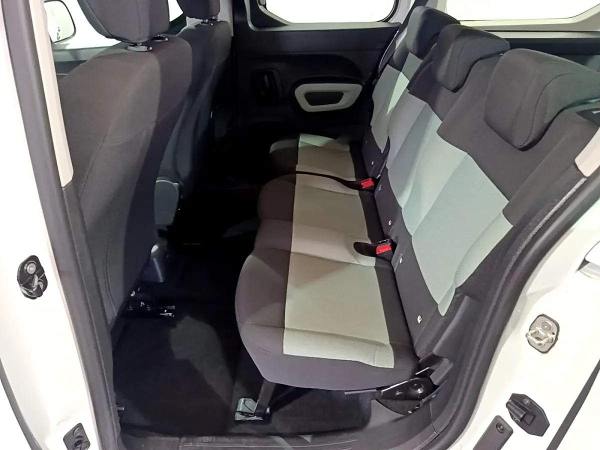 Vue intérieure côté droit sur la banquette arrière bicolore grise et noire du Citroën Berlingo blanc XL 2019.