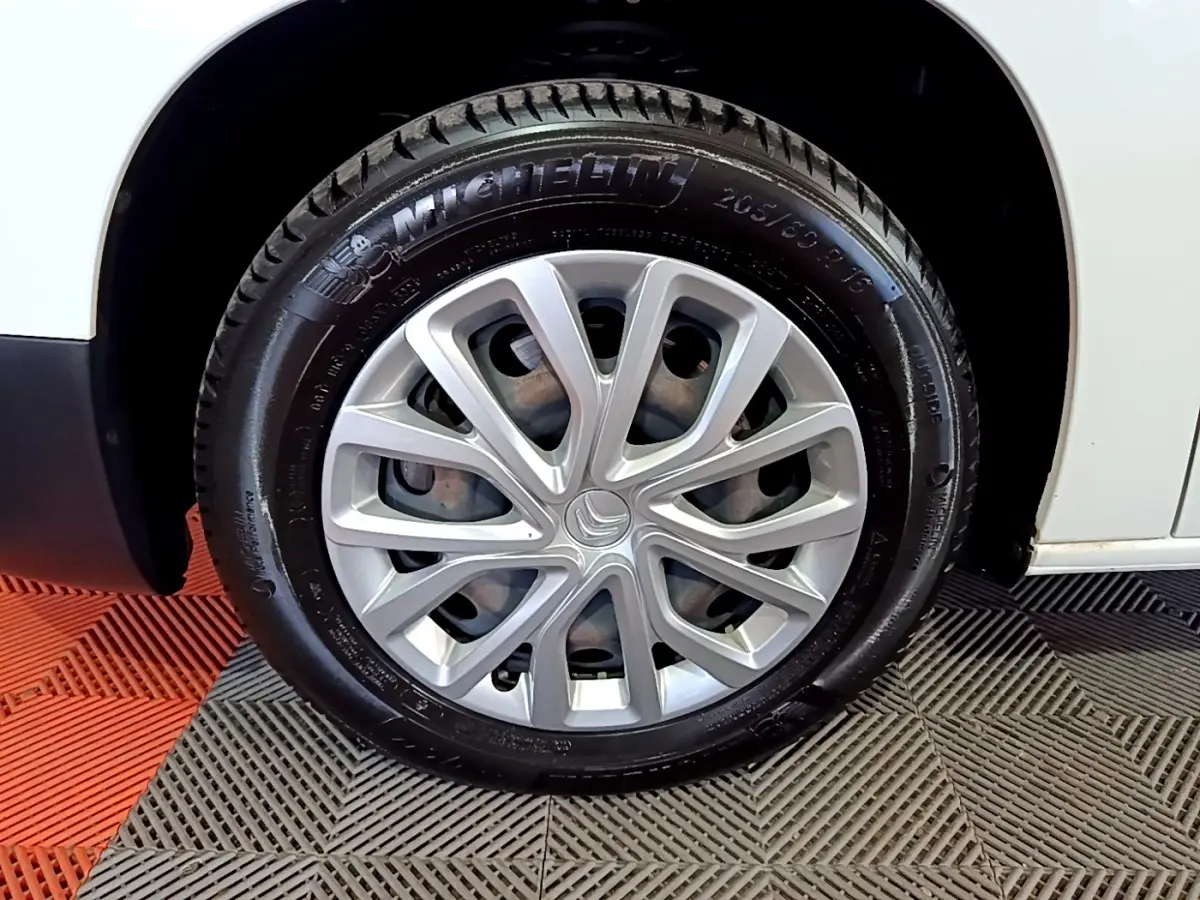 Gros plan sur la roue avant droite blanche d'un Citroën Berlingo XL 2019 avec jante en alliage et pneu Michelin.