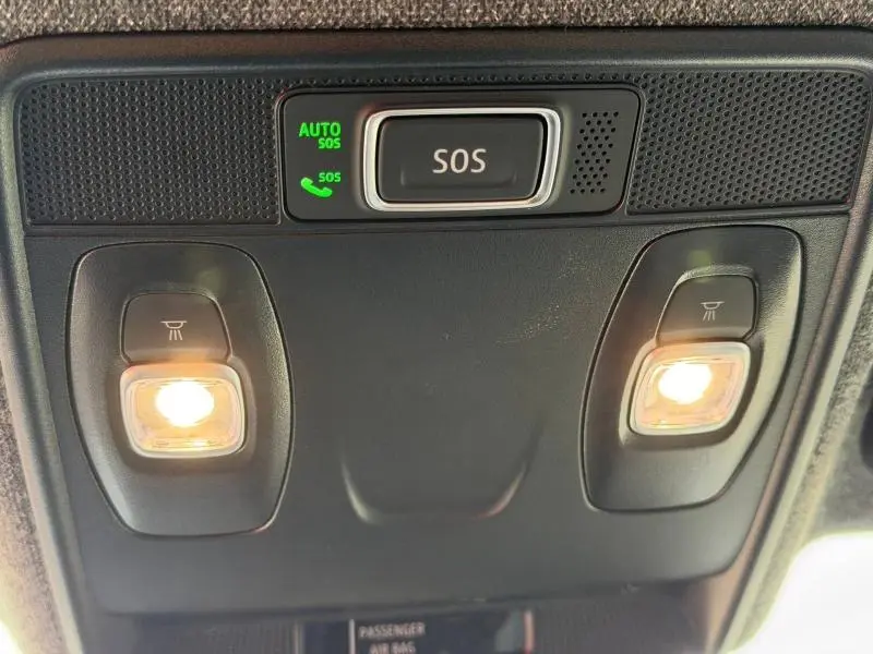 Plafonnier intérieur avec éclairages de lecture allumés et bouton SOS, Renault Clio 1.6 E-Tech Gris Rafale 2025.