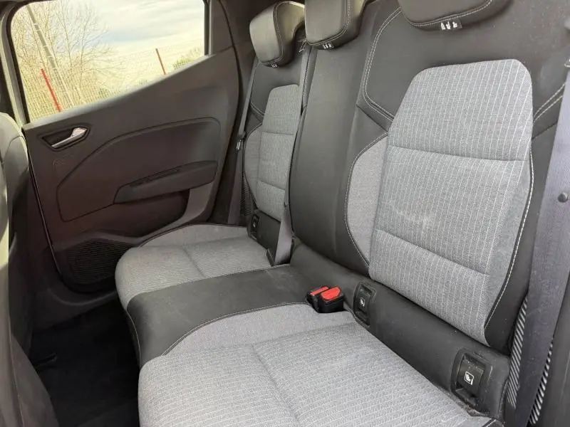 Vue intérieure côté gauche des sièges arrière gris clair et noir de la Renault Clio 1.6 E-Tech 145ch full hybrid 2025.