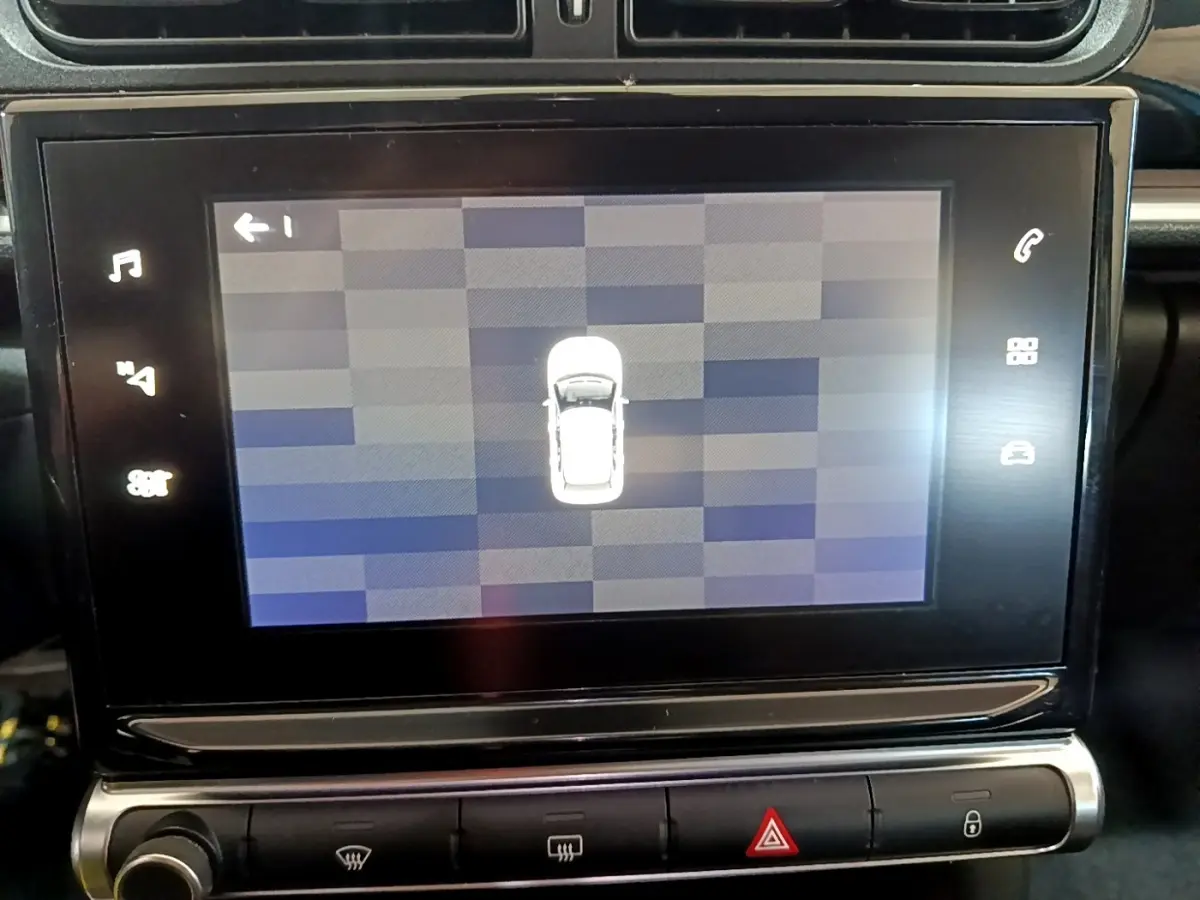 Écran tactile central affichant la vue de dessus du véhicule dans l’habitacle d’une Citroën C3.