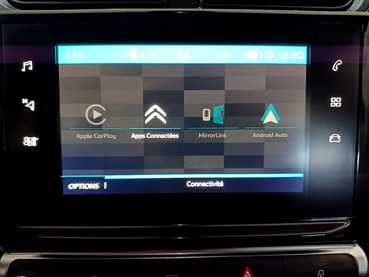 Écran tactile central affichant les options Apple CarPlay, MirrorLink et Android Auto dans une Citroën C3 bleue de 2017.