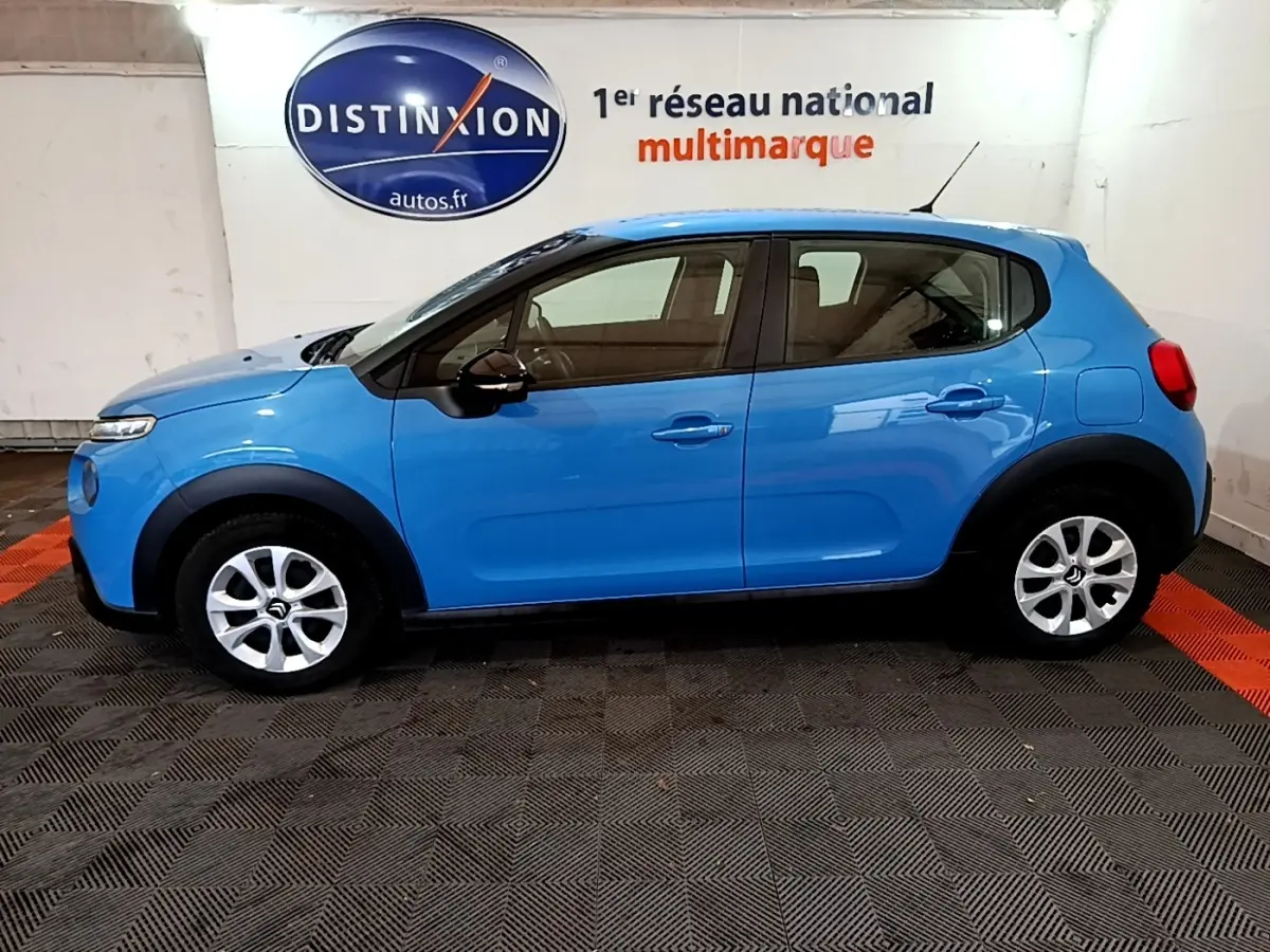 Vue latérale droite d'une Citroën C3 bleu vif 2017, avec jantes alliage et protections noires sur les passages de roues.