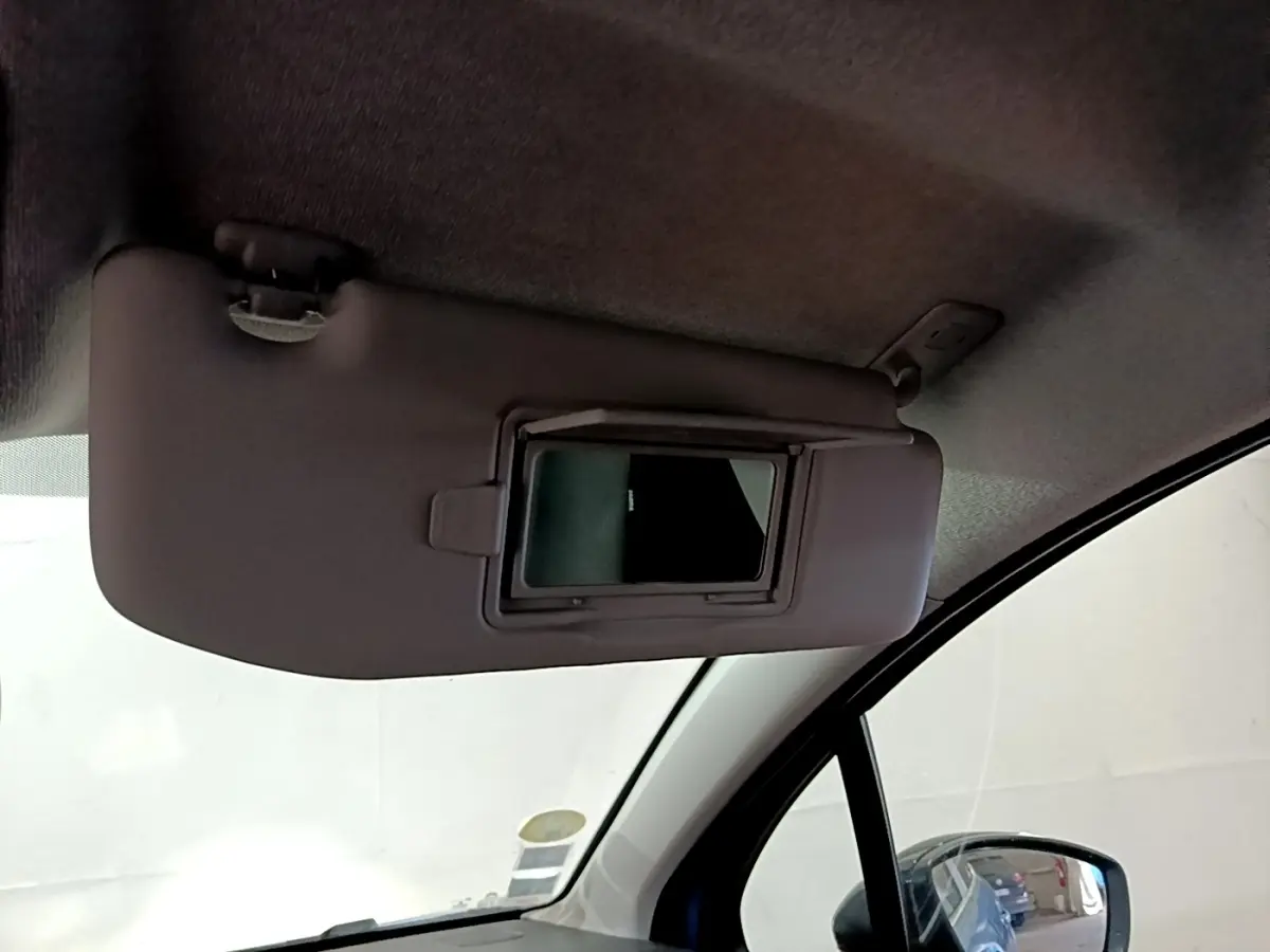 Miroir de courtoisie ouvert sur pare-soleil côté conducteur dans l’habitacle d’une Citroën C3 bleu.
