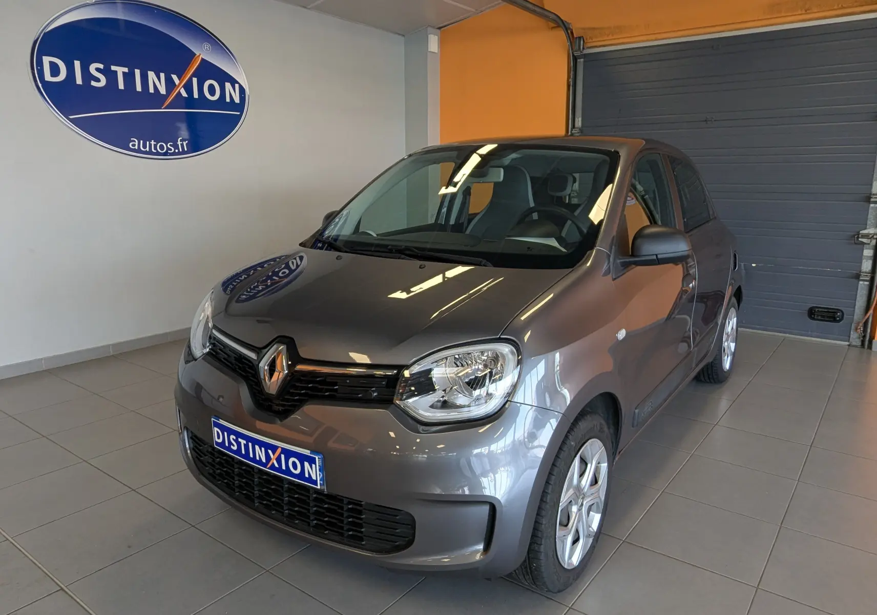 Je ne vois pas d'image de véhicule dans votre message. Pouvez-vous la fournir pour que je puisse décrire le véhicule Renault Twingo III 1.0 SCE 65 Limited ?