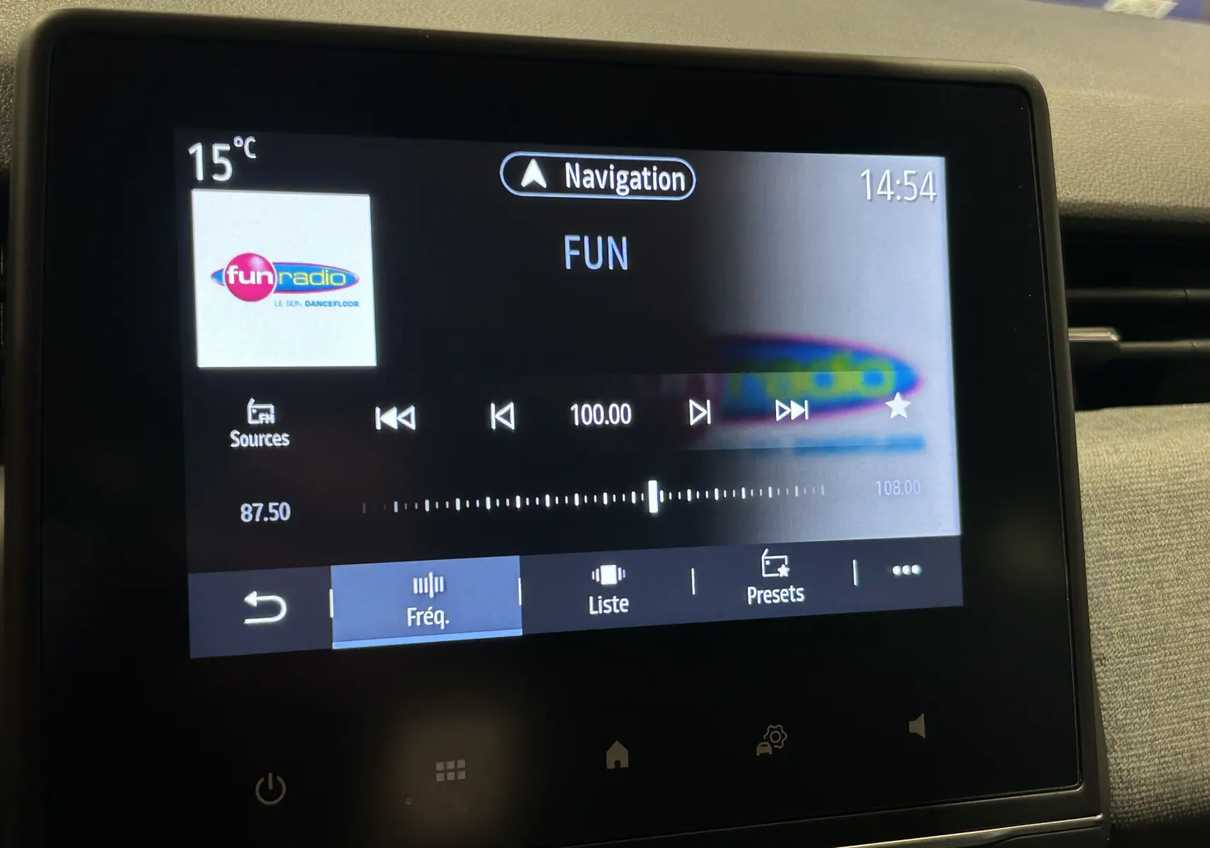 Écran tactile central de la Renault Clio V noire affichant la radio Fun Radio à 14h54, vue de face intérieure.