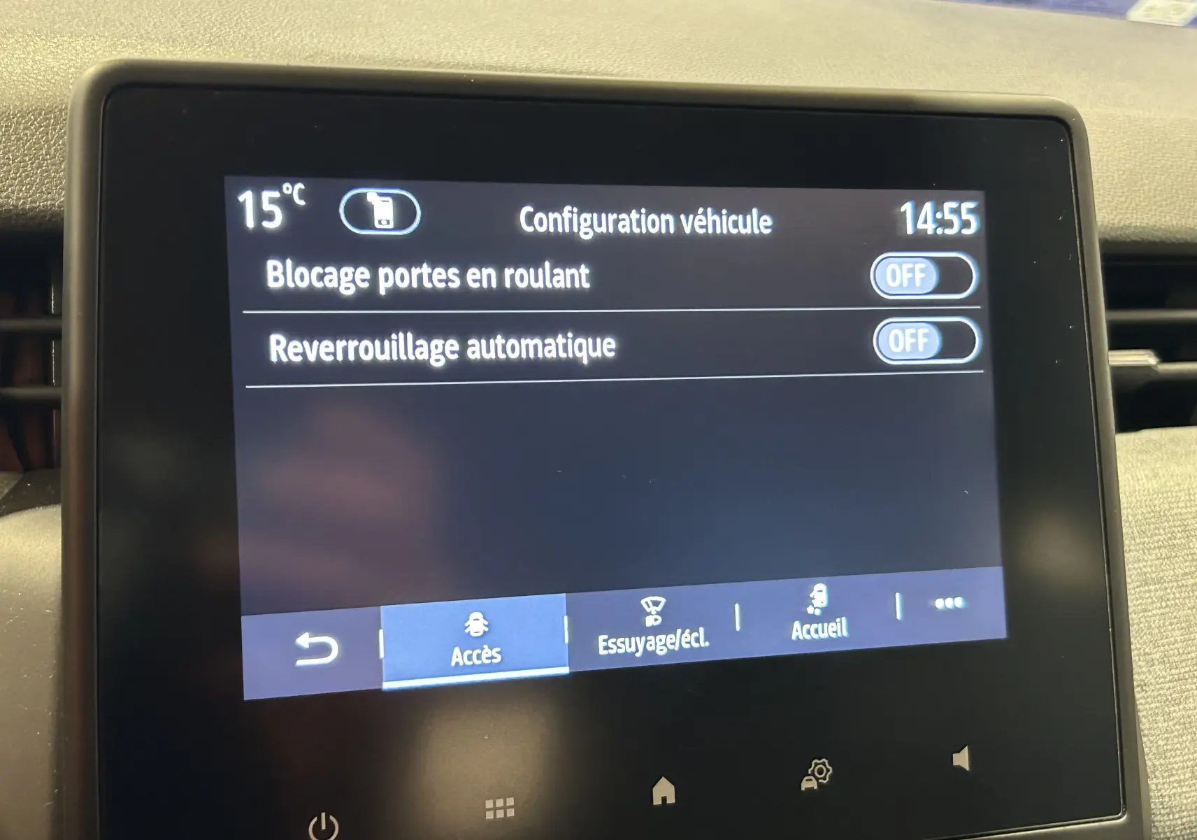 Écran tactile intérieur de la Renault Clio V noir montrant les options de configuration des portes et verrouillage.