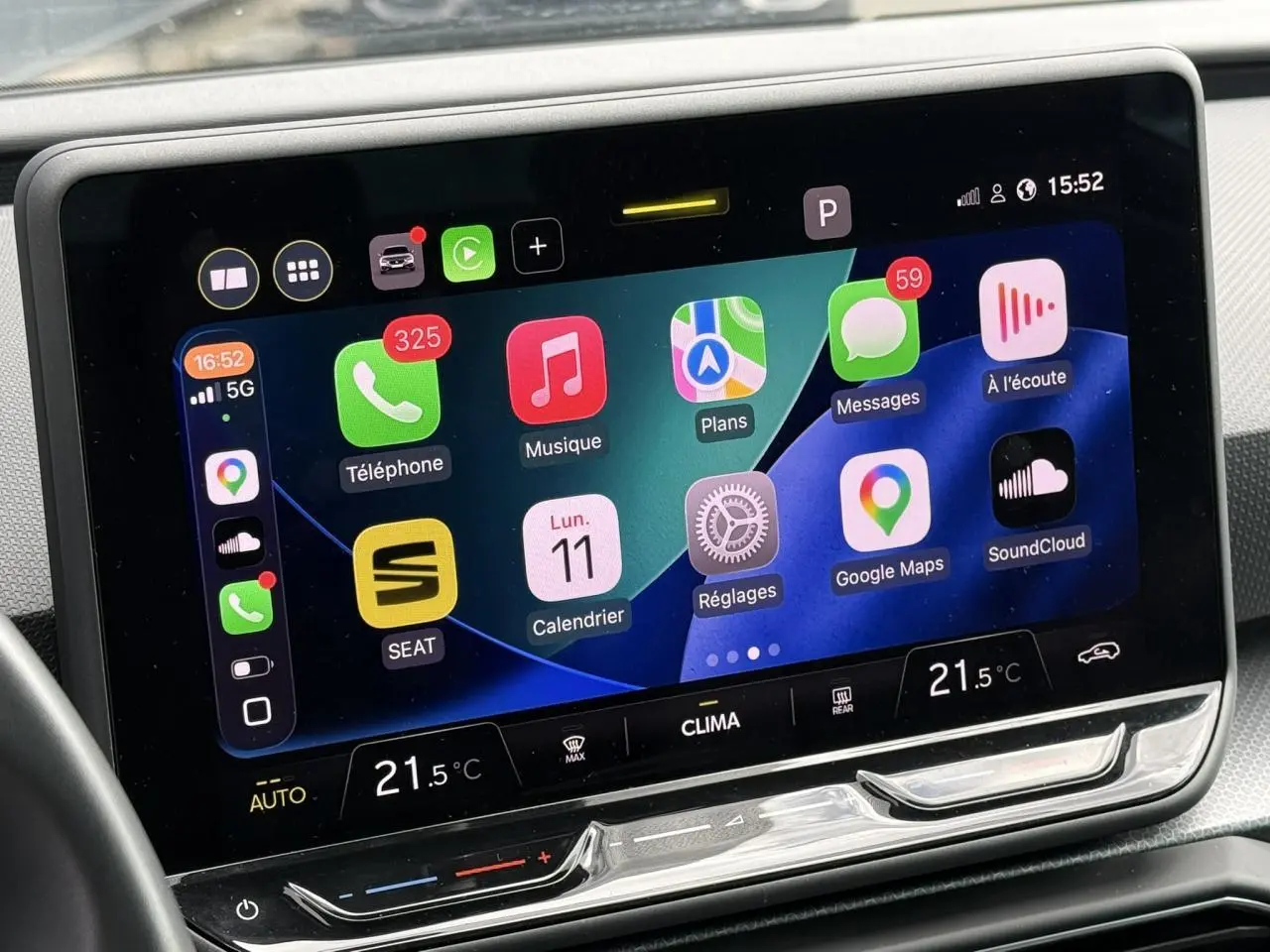Écran tactile central du tableau de bord du SEAT Leon 2025 affichant les applications Apple CarPlay avec interface colorée.