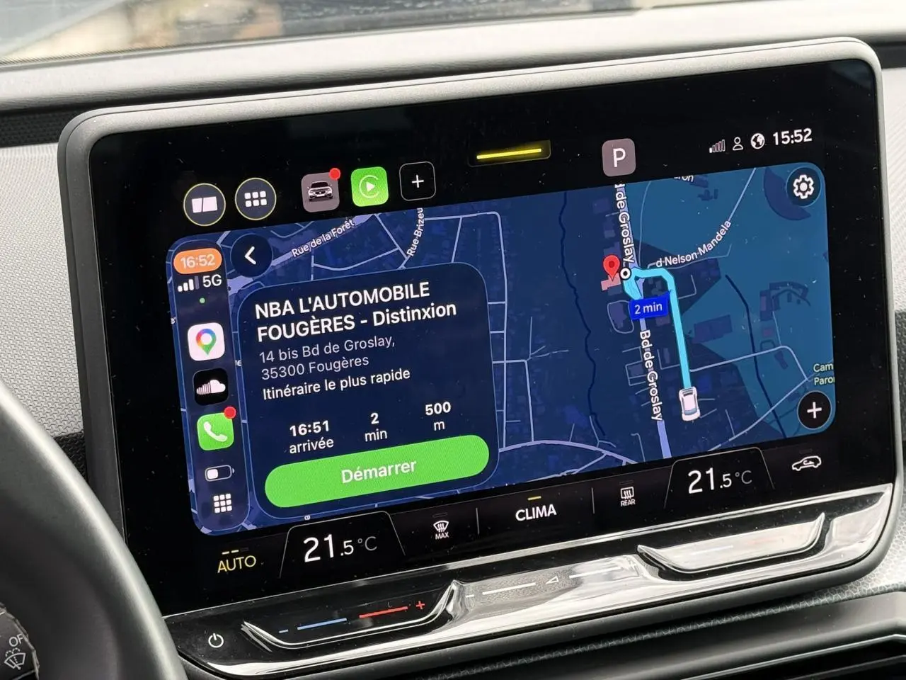 Écran tactile central du tableau de bord de la SEAT LEON 2025 montrant la navigation GPS et la climatisation à 21,5°C.