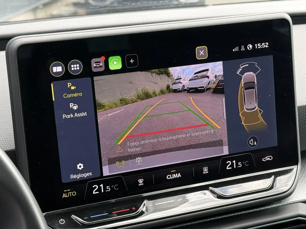 Écran tactile intérieur du SEAT Leon blanc 2025 montrant la caméra de recul et l’assistance au stationnement.