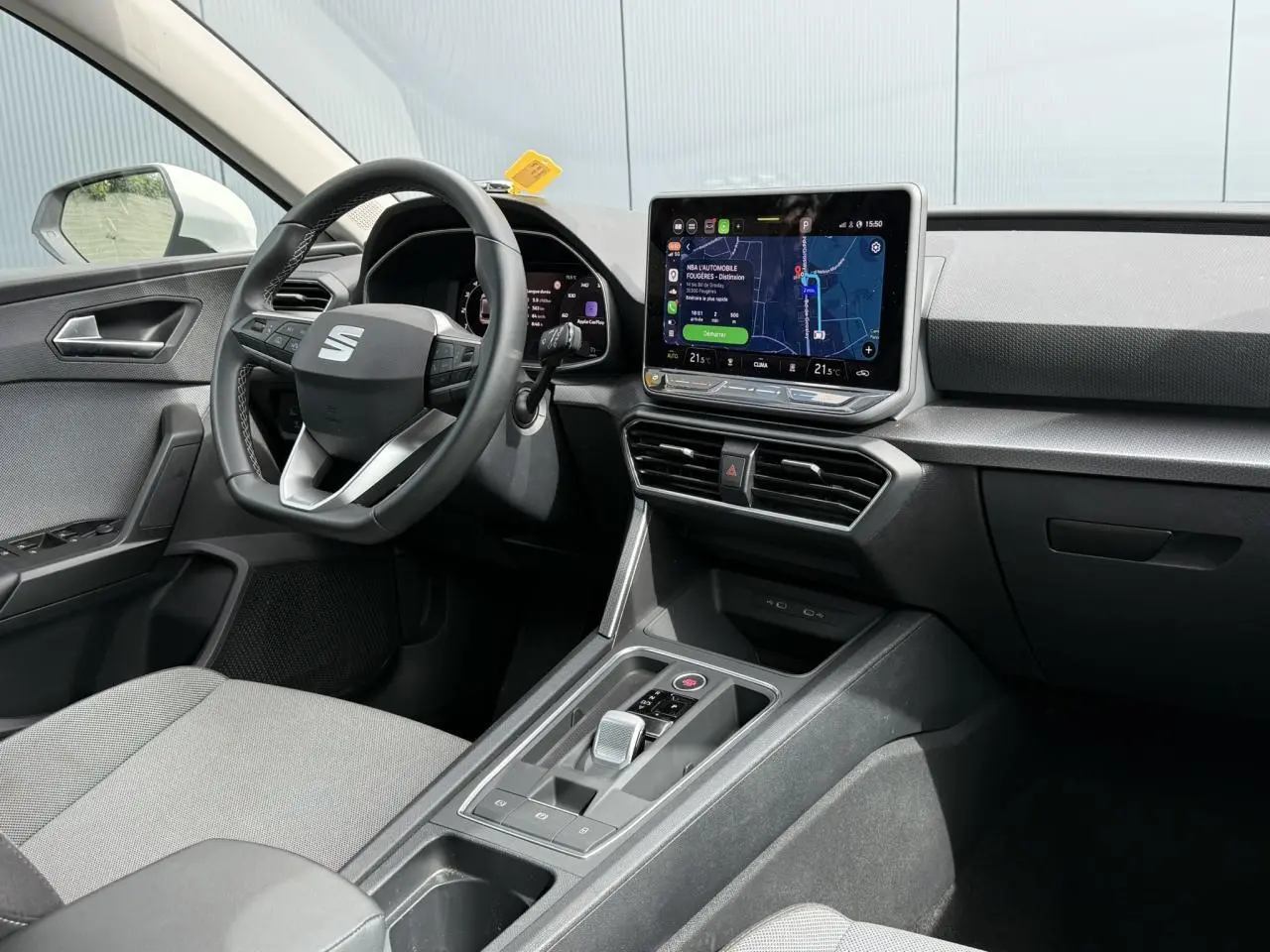 Vue intérieure côté conducteur de la SEAT Leon 2025, avec tableau de bord numérique et écran tactile central.