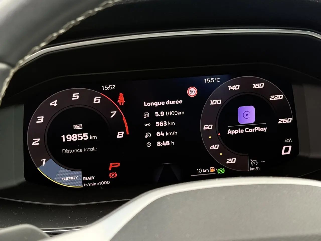 Affichage numérique du tableau de bord du SEAT Leon 2025 montrant la consommation, distance, vitesse et Apple CarPlay.